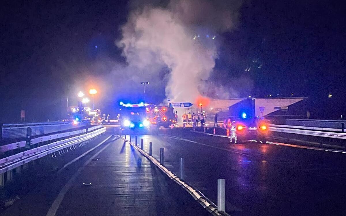 Rauch steigt auf, als ein Sattelzug an der A3-Anschlussstelle Marktheidenfeld ausbrennt Rauch steigt auf, als ein Sattelzug an der A3-Anschlussstelle Marktheidenfeld ausbrennt