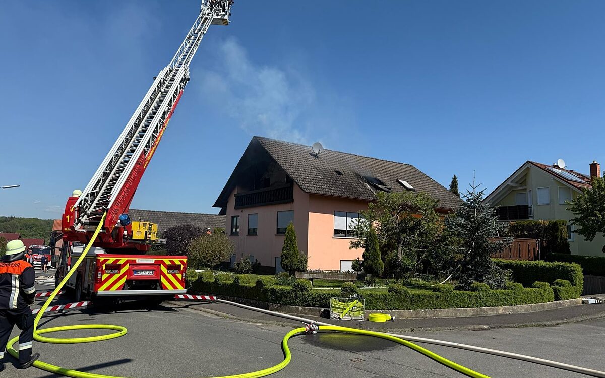 Aus einem Wohnhaus steigt Rauch auf. Die Feuerwehr löscht von einer Drehleiter aus. Aus einem Wohnhaus steigt Rauch auf. Die Feuerwehr löscht von einer Drehleiter aus.