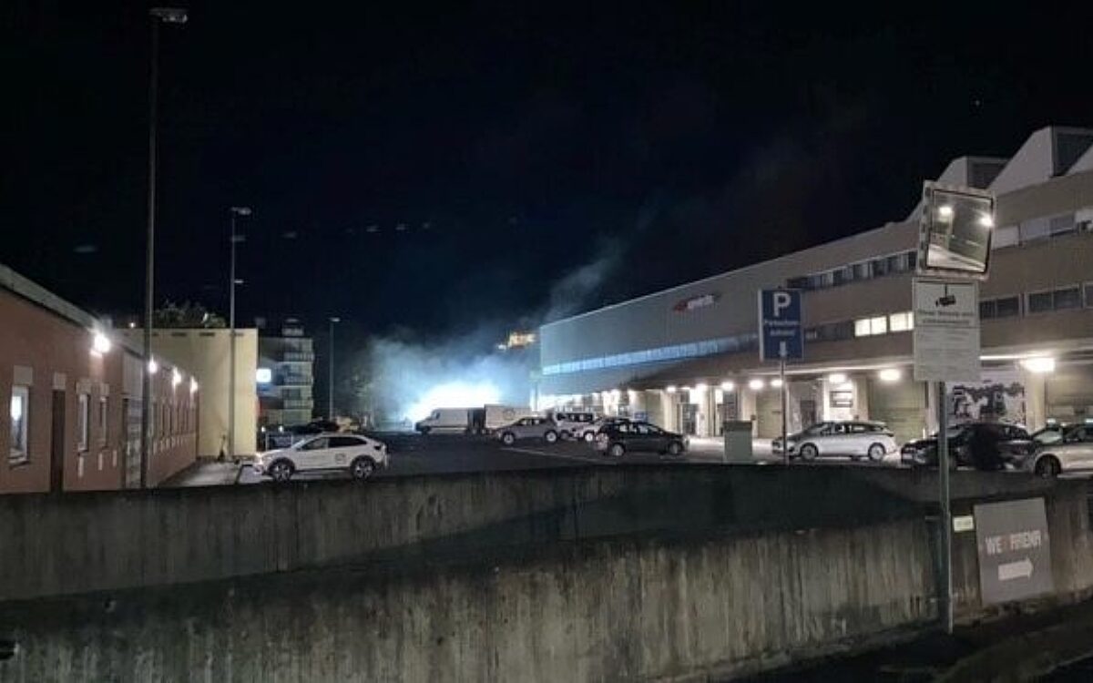 Die Posthalle wird bei einem Feuerwehreinsatz mit Flutlicht angestrahlt Die Posthalle wird bei einem Feuerwehreinsatz mit Flutlicht angestrahlt