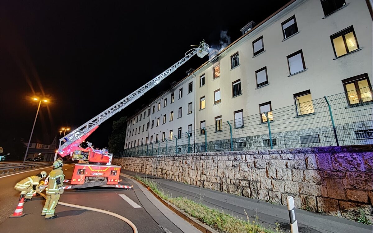 Ein Leiterwagen der Feuerwehr steht neben der Asylbewerberunterkunft in der Veitshöchheimer Straße in Würzburg Ein Leiterwagen der Feuerwehr steht neben der Asylbewerberunterkunft in der Veitshöchheimer Straße in Würzburg