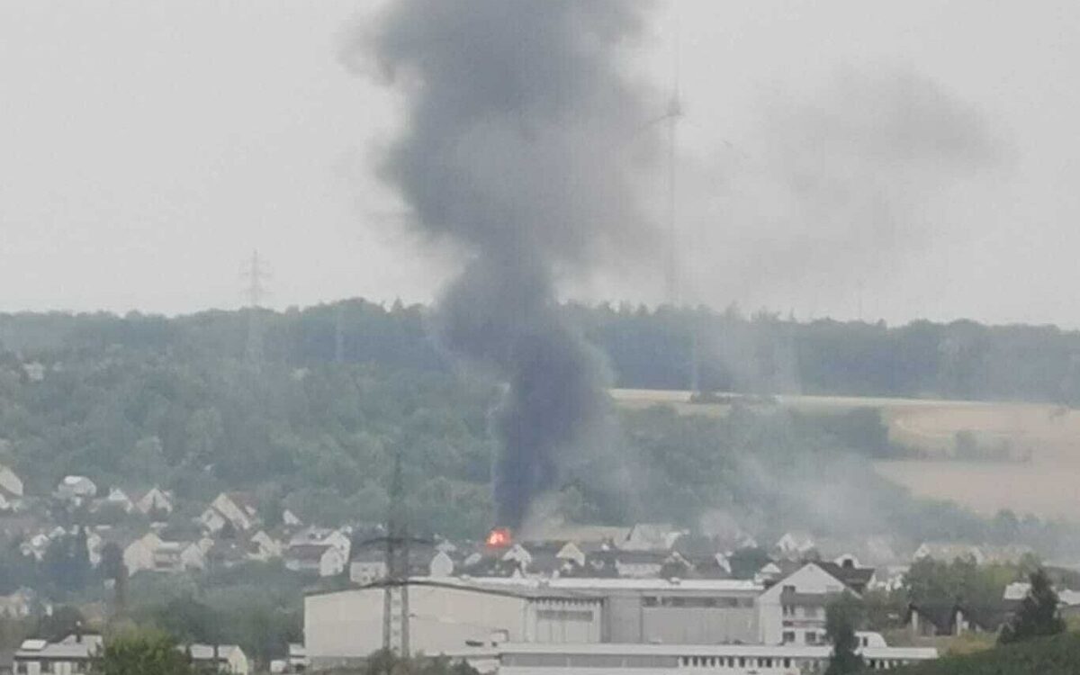 Man sieht eine hohe schwarze Rauchwolke über Zell Man sieht eine hohe schwarze Rauchwolke über Zell