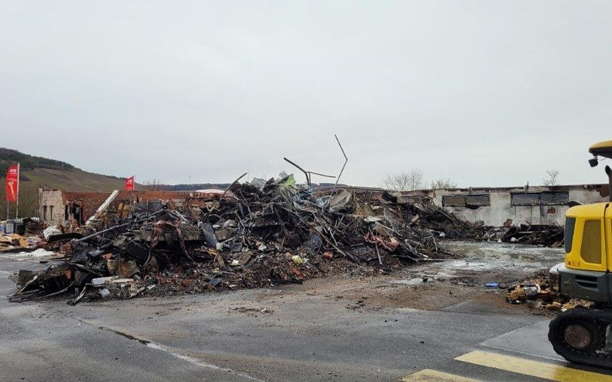 Schutt des abgebrannten Baumarktes in Zellingen Schutt des abgebrannten Baumarktes in Zellingen