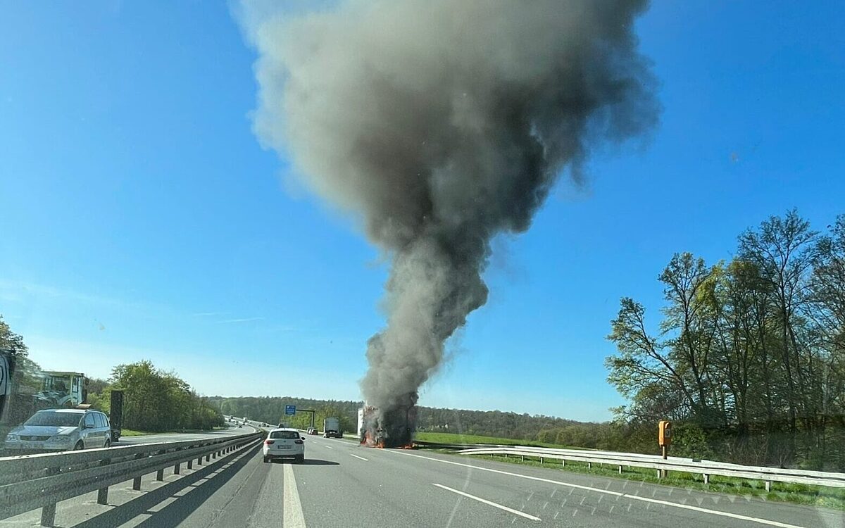 Der brennende LKW steht am Standstreifen der A7 Der brennende LKW steht am Standstreifen der A7