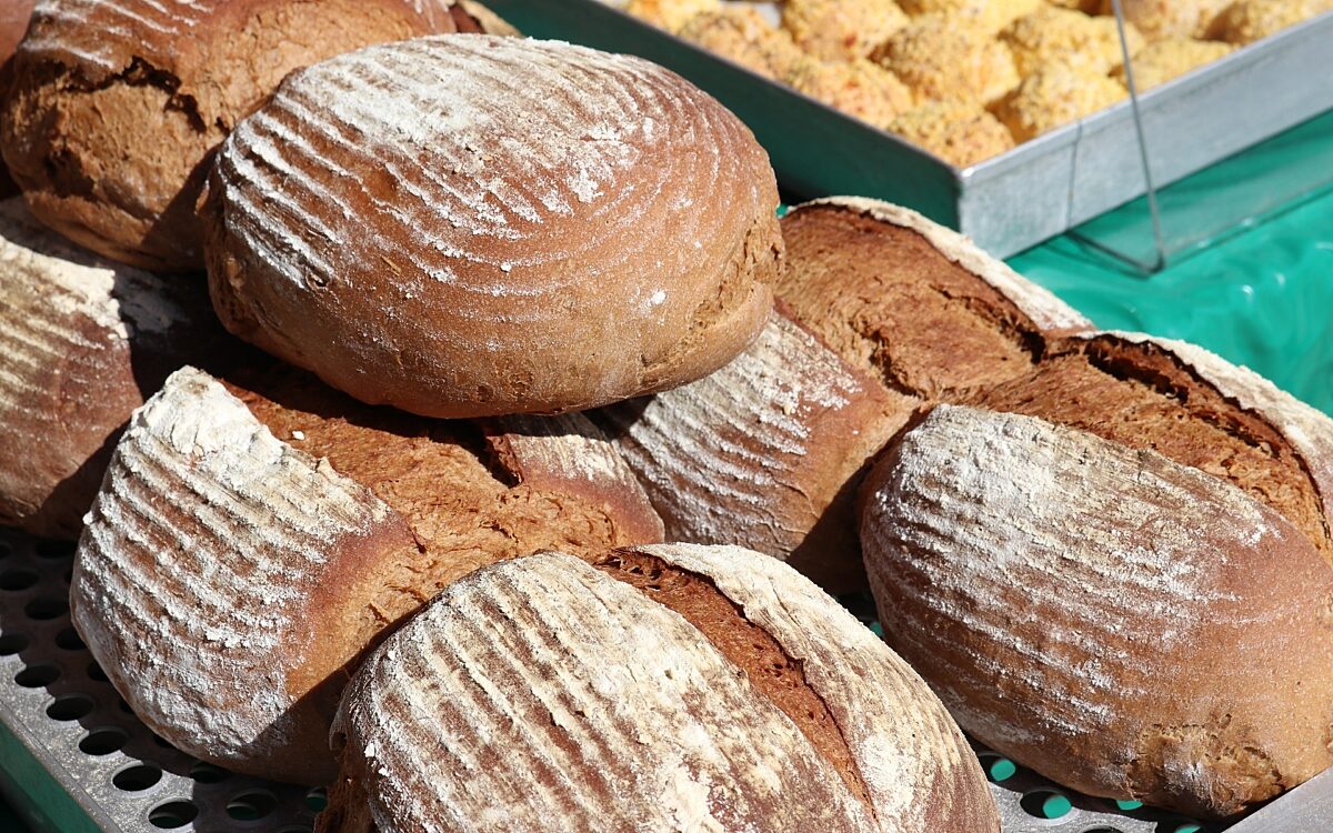 Brote liegen in der Auslage einer Bäckerei Brote liegen in der Auslage einer Bäckerei