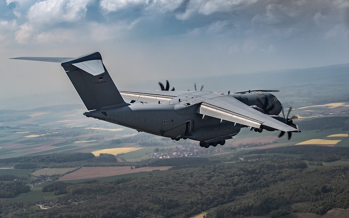 Ein Airbus A400M der Bundeswehr fliegt über Unterfranken Ein Airbus A400M der Bundeswehr fliegt über Unterfranken
