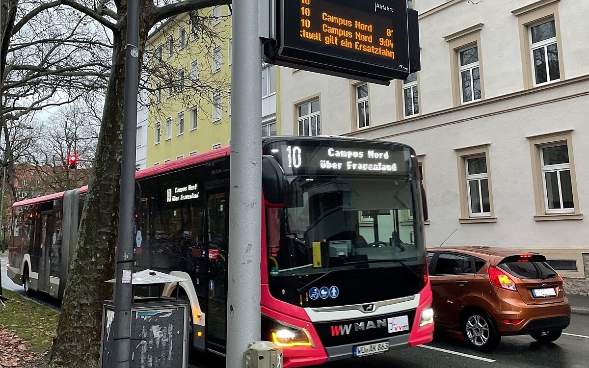 Ein Bus der Linie 10 hält an der Haltestelle "Studentenhaus" in Würzburg Ein Bus der Linie 10 hält an der Haltestelle "Studentenhaus" in Würzburg