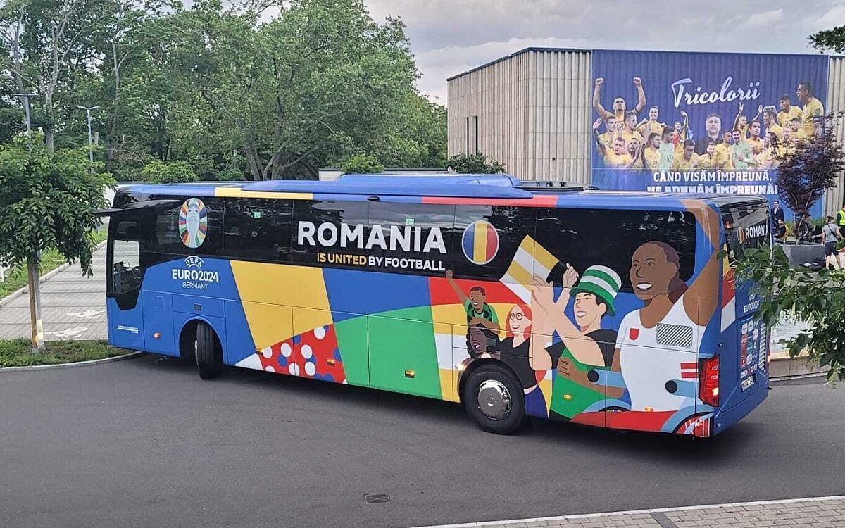 Der EM-Bus der rumänischen Nationalmannschaft am Hotel Melchior Park in Würzburg Der EM-Bus der rumänischen Nationalmannschaft am Hotel Melchior Park in Würzburg