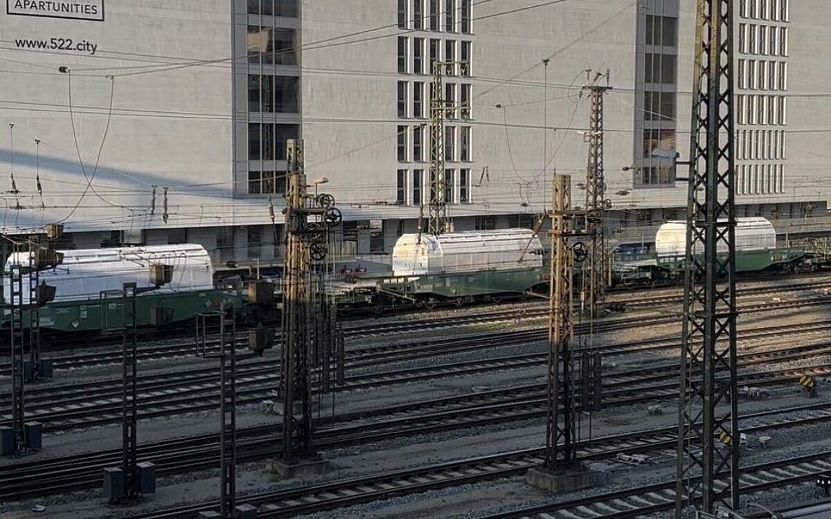 Der Castor-Zug bei der Durchfahrt am Würzburger Hauptbahnhof Der Castor-Zug bei der Durchfahrt am Würzburger Hauptbahnhof