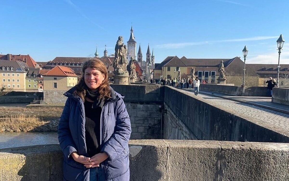 Die parteilose Würzburger OB-Kandidatin Claudia Stamm steht auf der Alten Mainbrücke, im Hintergrund ist die Innenstadt zu erkennen Die parteilose Würzburger OB-Kandidatin Claudia Stamm steht auf der Alten Mainbrücke, im Hintergrund ist die Innenstadt zu erkennen