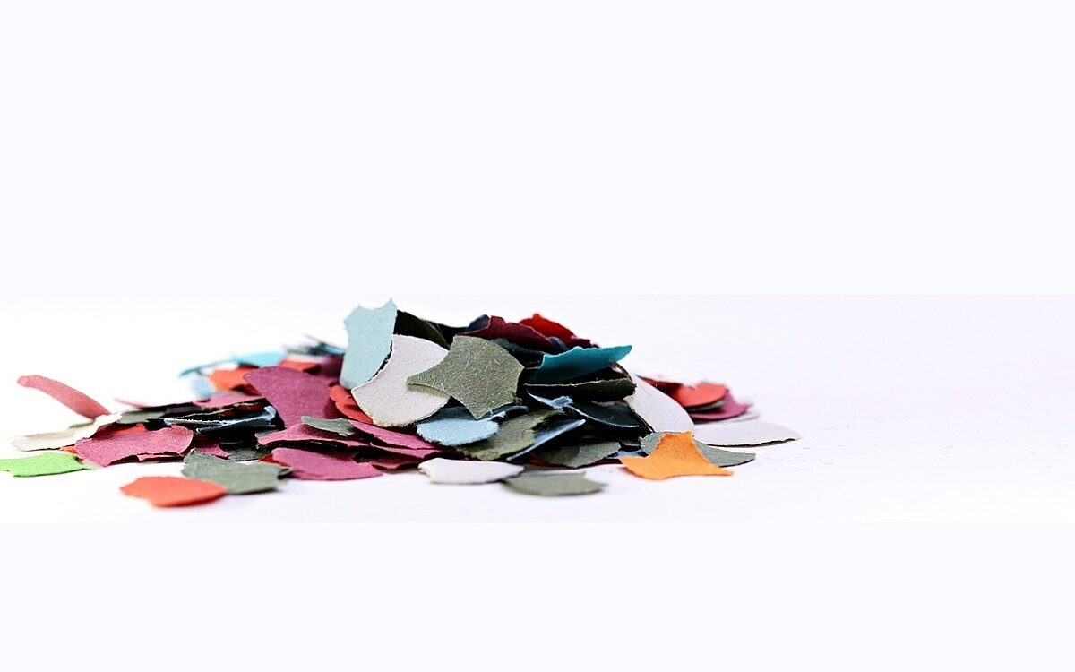 Symbolbild Papierschnipsel Konfetti Symbolbild Papierschnipsel Konfetti