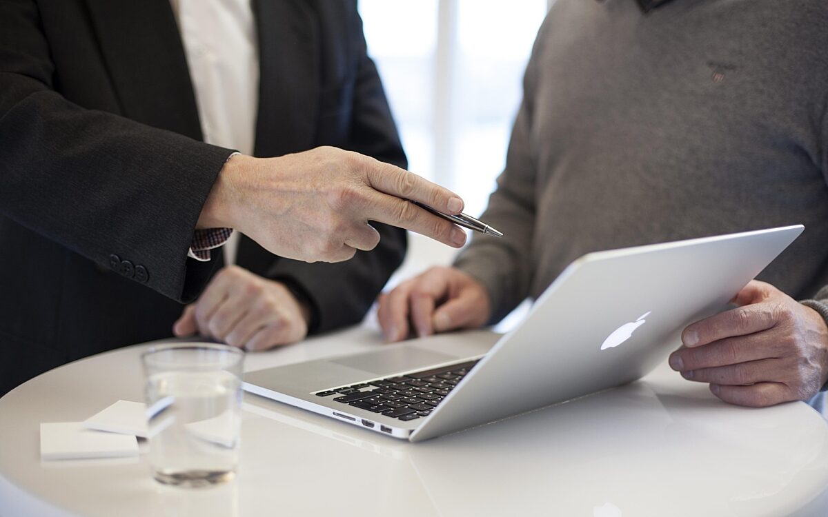 Ein Beratungsgespräch am Laptop Ein Beratungsgespräch am Laptop