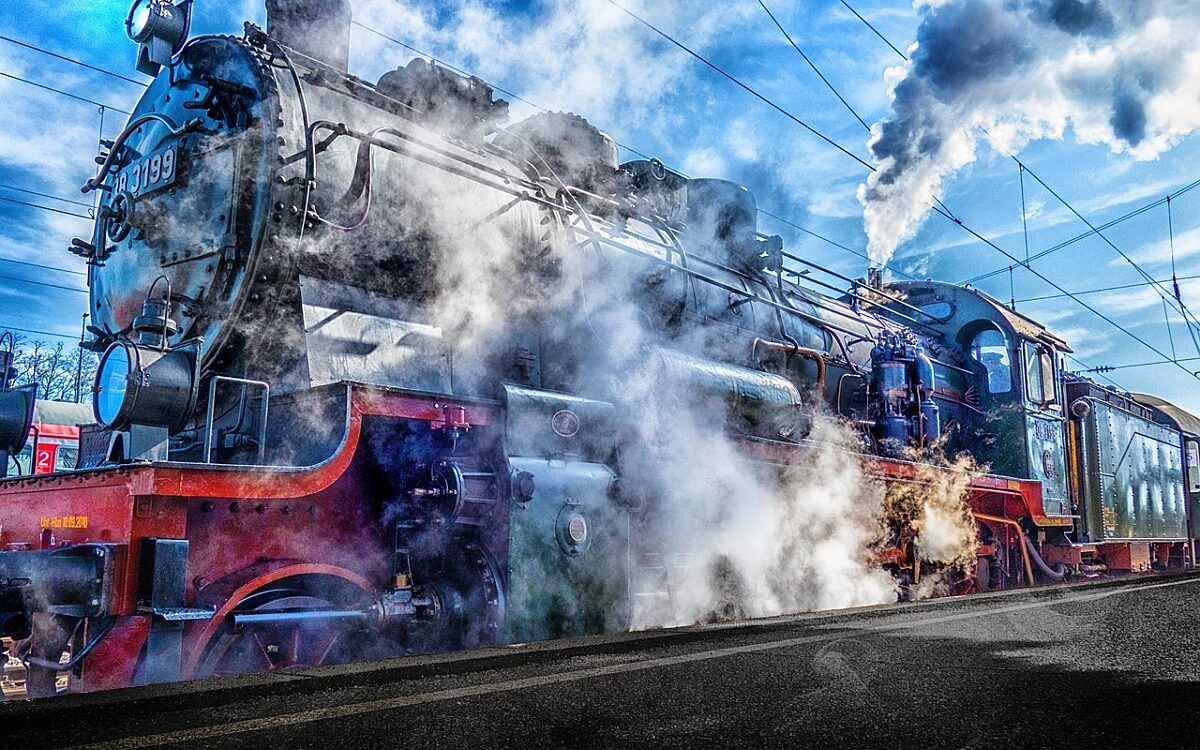 Eine Dampflok dampft und raucht im Stand Eine Dampflok dampft und raucht im Stand