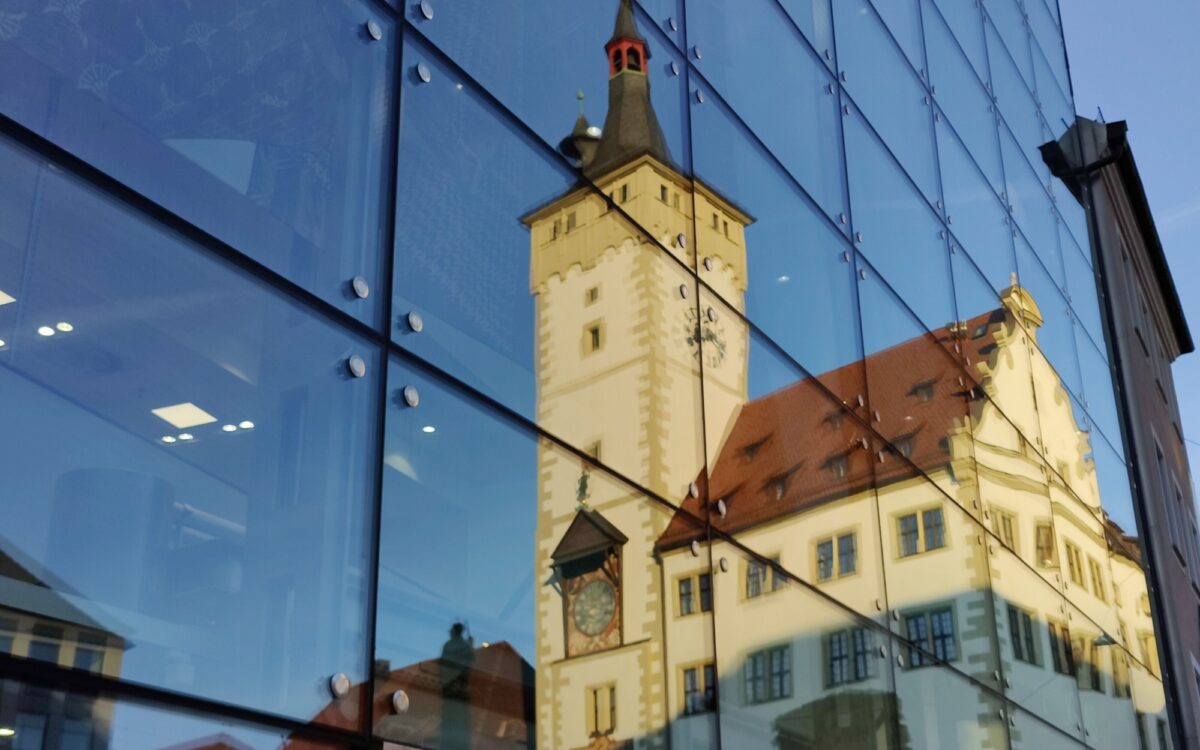 Das Würzburger Rathaus spiegelt sich im Glas Das Würzburger Rathaus spiegelt sich im Glas