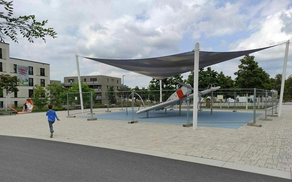 Das flugzeug auf dem lgs gelaende mit bauzaun Das flugzeug auf dem lgs gelaende mit bauzaun