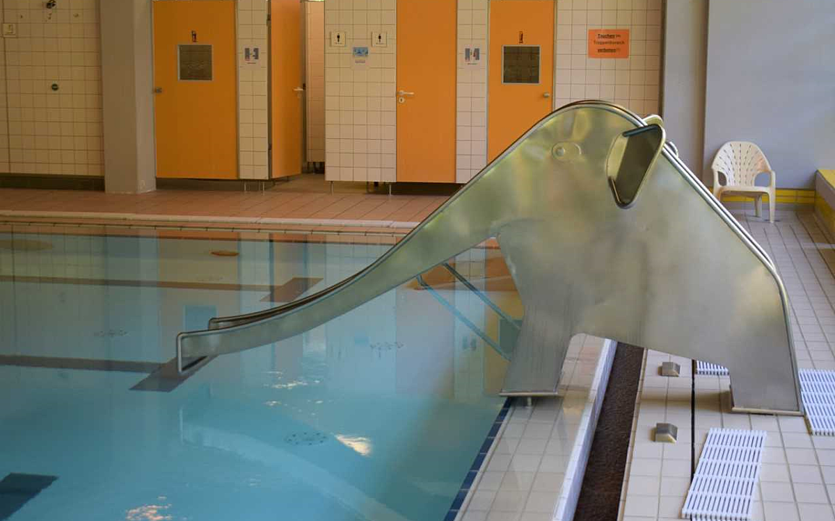 Das Kreisschwimmbad Dettelbach Kitzingen eine Kinderrutsche Das Kreisschwimmbad Dettelbach Kitzingen eine Kinderrutsche