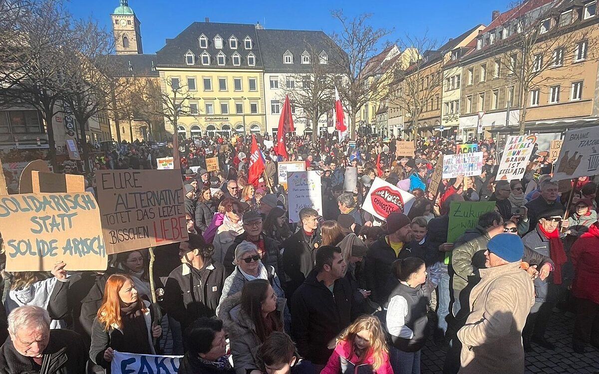 Rund 6.000 Menschen haben in Schweinfurt gegen Rechtsextremismus demonstriert Rund 6.000 Menschen haben in Schweinfurt gegen Rechtsextremismus demonstriert
