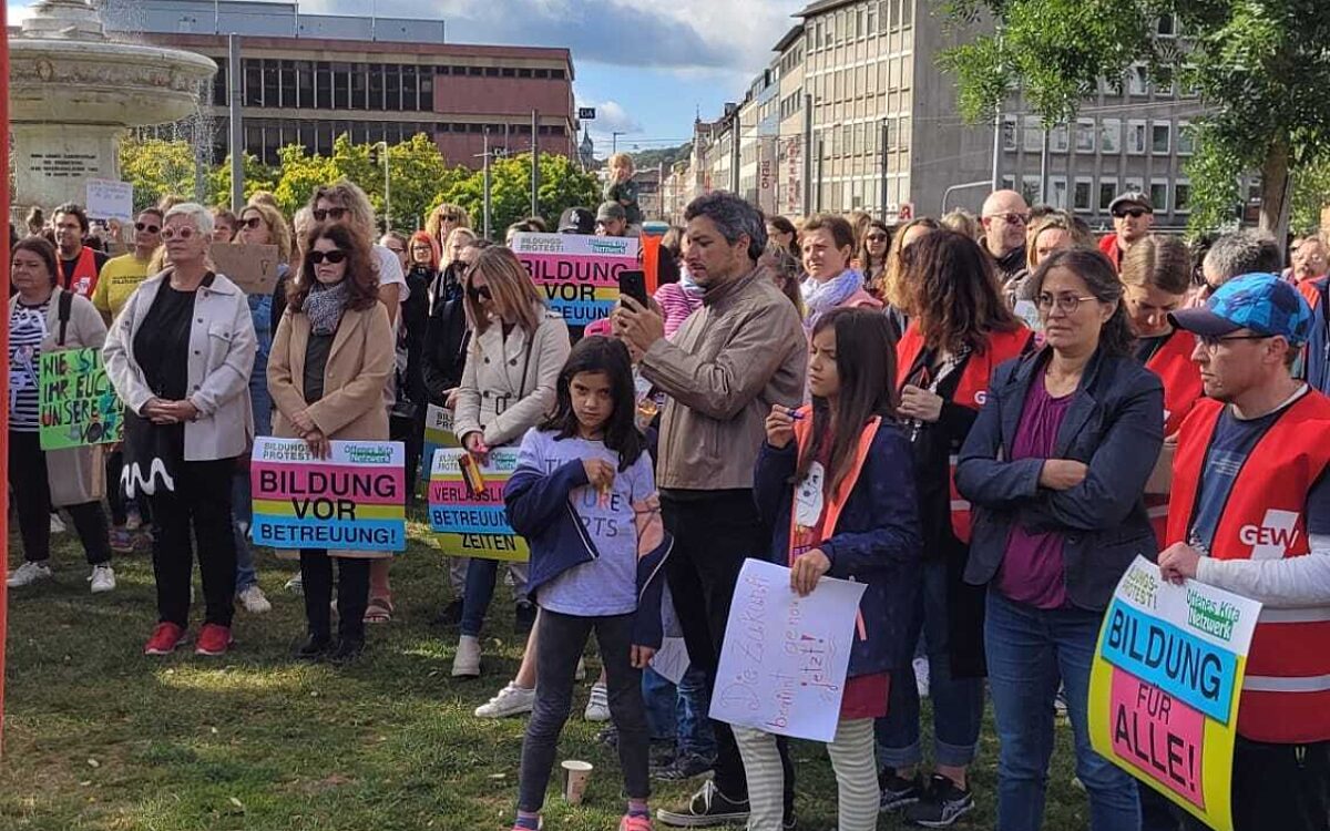 Demonstrierende beim Bildungsprotest am 23.9.2023 in Würzburg Demonstrierende beim Bildungsprotest am 23.9.2023 in Würzburg