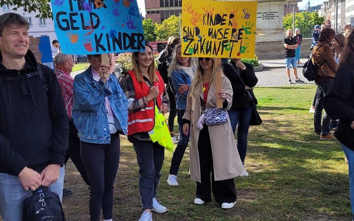 Demonstrierende beim Bildungsprotest am 23.9.2023 in Würzburg Demonstrierende beim Bildungsprotest am 23.9.2023 in Würzburg