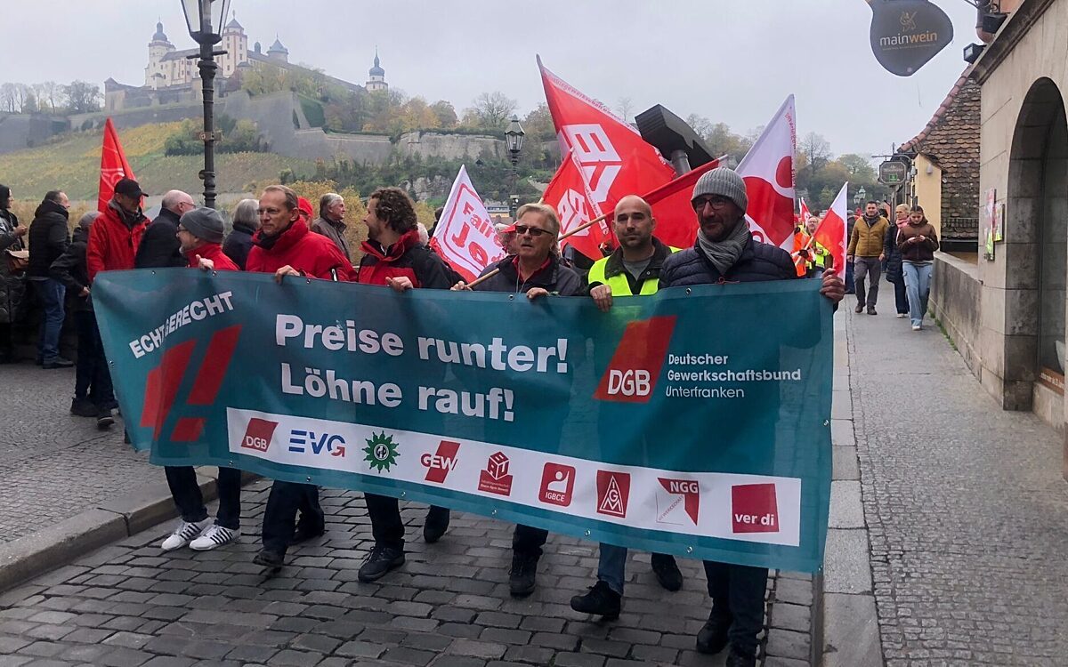 Teilnehmer der DGB-Demo am 12.11.2022 in Würzburg Teilnehmer der DGB-Demo am 12.11.2022 in Würzburg