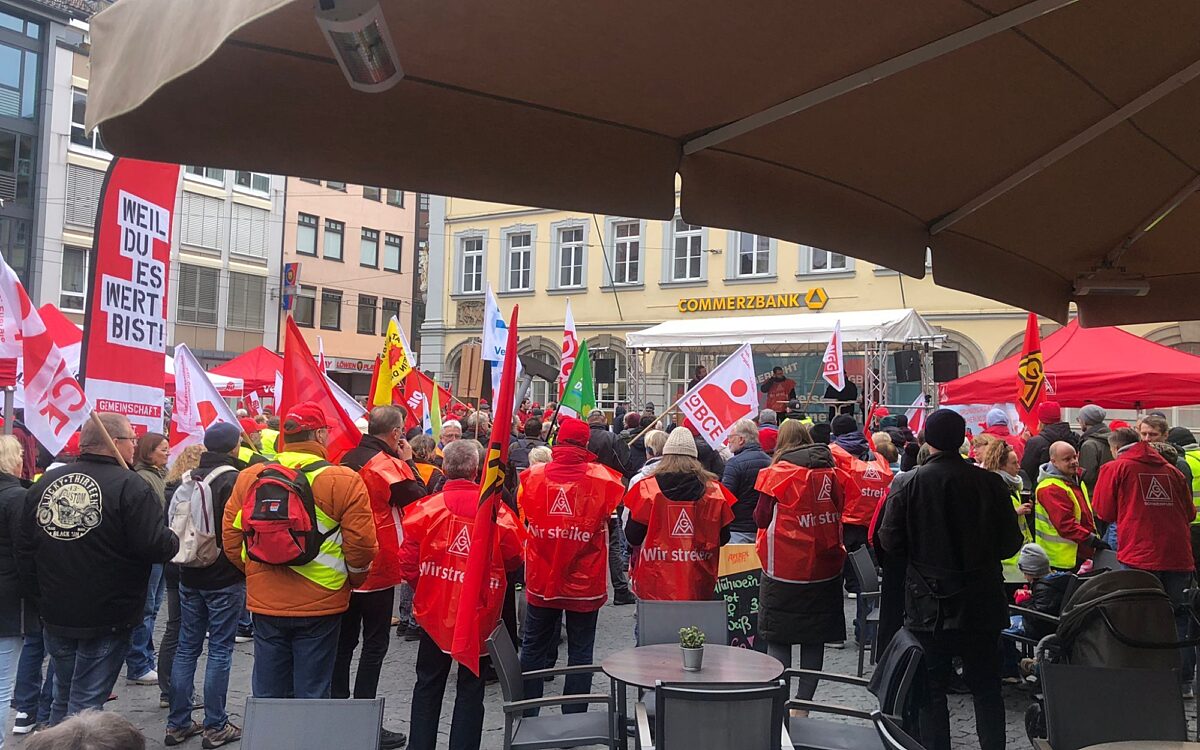 Teilnehmer der DGB-Demo am 12.11.2022 in Würzburg Teilnehmer der DGB-Demo am 12.11.2022 in Würzburg