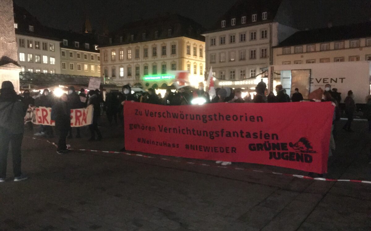 Demonstranten bei der Demo gegen Verschwörungstheorien am 15.12.2021 Demonstranten bei der Demo gegen Verschwörungstheorien am 15.12.2021