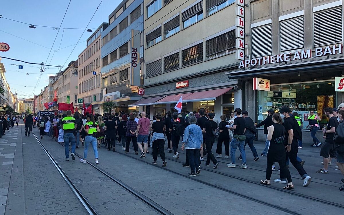 Demonstranten bei der Demo gegen die Innenministerkonferenz am 1. Juni Demonstranten bei der Demo gegen die Innenministerkonferenz am 1. Juni