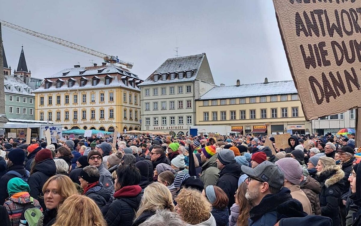 Menschen demonstrieren in der Würzburger Innenstadt gegen Rechtsextremismus Menschen demonstrieren in der Würzburger Innenstadt gegen Rechtsextremismus