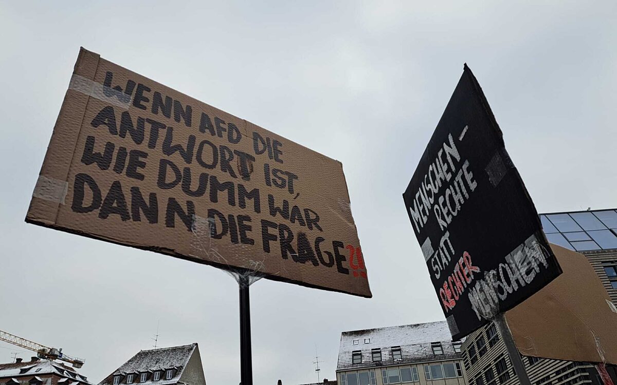 Menschen demonstrieren in der Würzburger Innenstadt gegen Rechtsextremismus Menschen demonstrieren in der Würzburger Innenstadt gegen Rechtsextremismus
