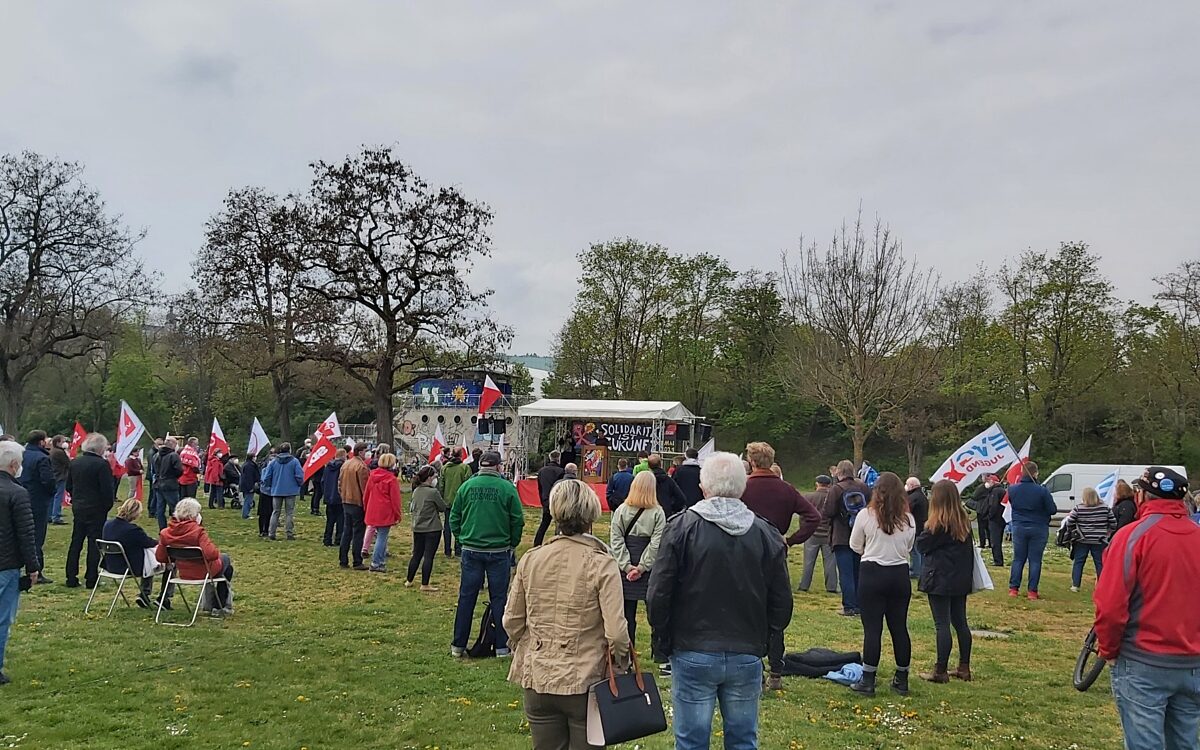 Demonstranten auf den mainwiesen mit buehne im hintergrund Demonstranten auf den mainwiesen mit buehne im hintergrund
