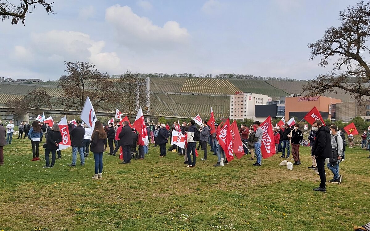 Demonstranten bei kundgebung auf den wuerzburger mainwiesen Demonstranten bei kundgebung auf den wuerzburger mainwiesen