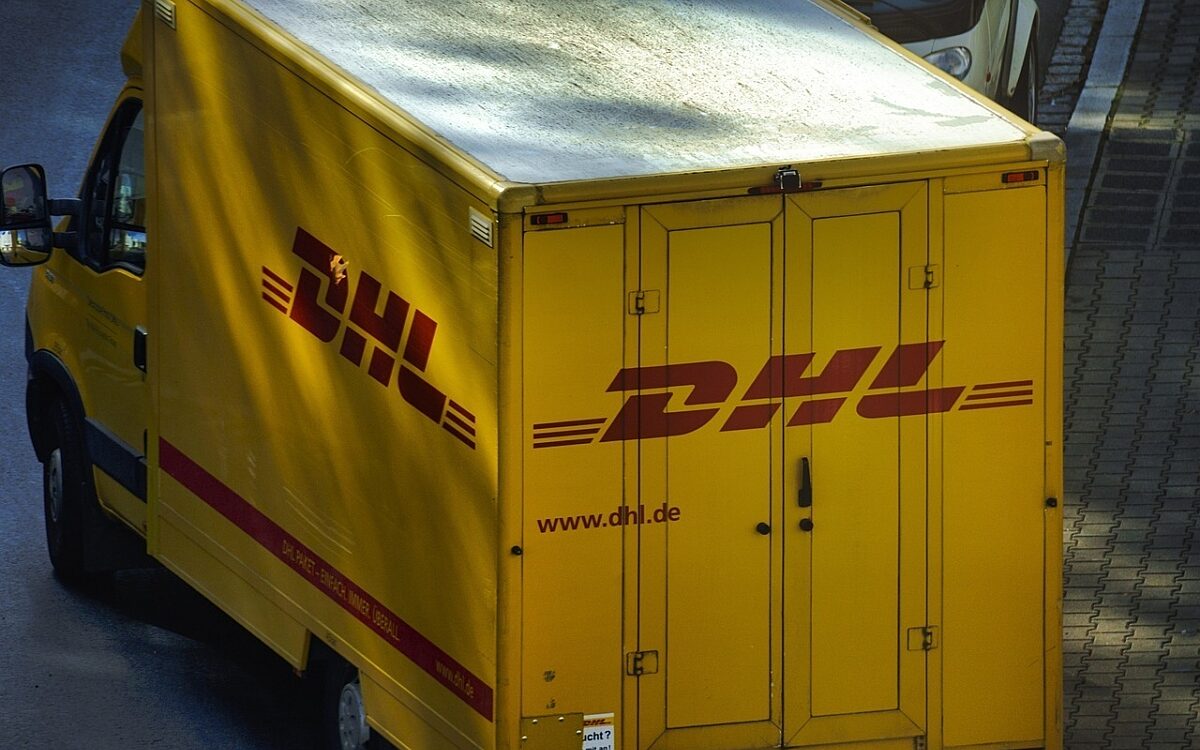 Ein Fahrzeug des Paketdienst DHL Ein Fahrzeug des Paketdienst DHL
