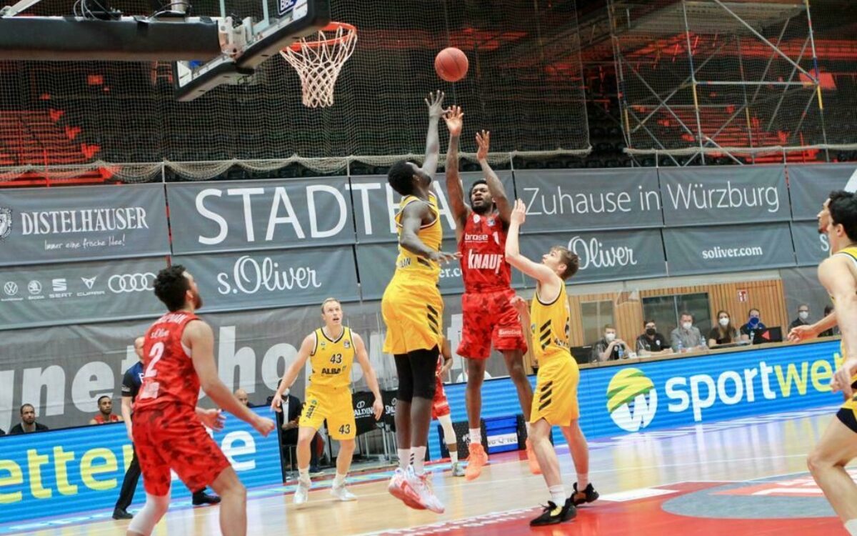 Die Baskets spielen in der Turnhölle gegen Alba Berlin Die Baskets spielen in der Turnhölle gegen Alba Berlin