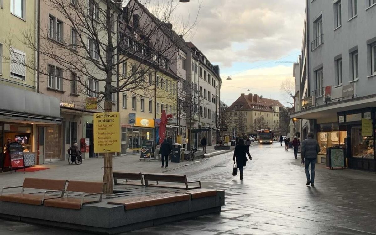 Die Eichhornstrasse baum mit Sitzinsel Passanten und Laeden Die Eichhornstrasse baum mit Sitzinsel Passanten und Laeden