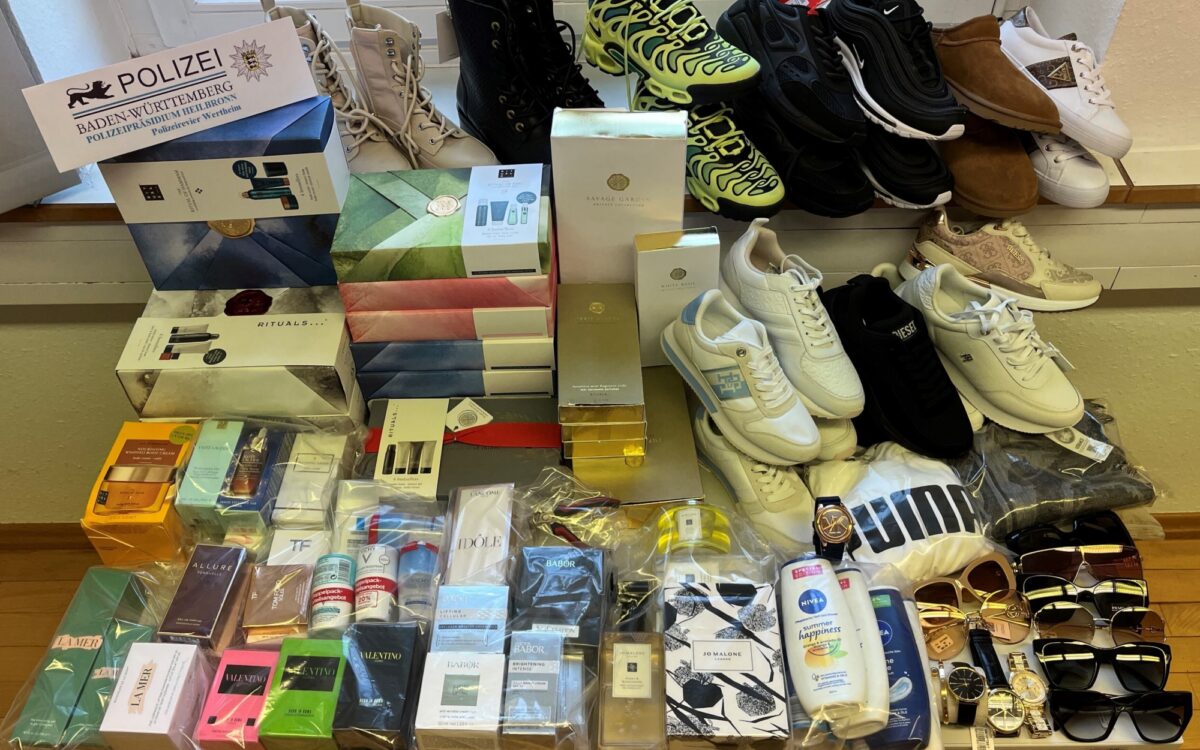 Die Beute eines Diebespaares im Wertheim Village Die Beute eines Diebespaares im Wertheim Village