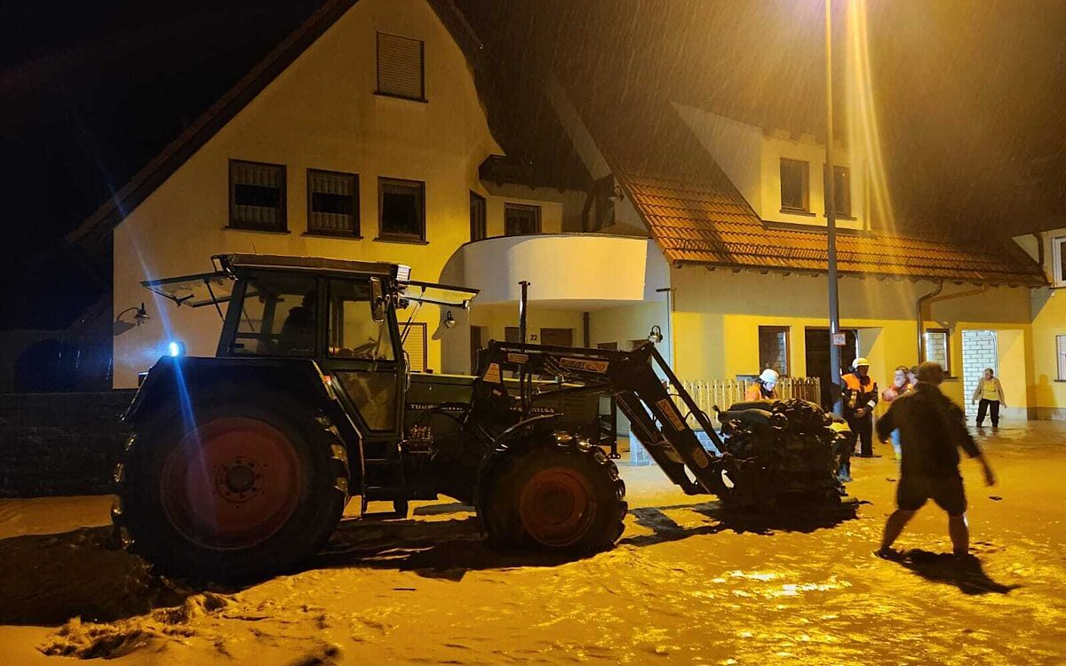Mit Sandsäcken wird in Dipbach versucht, Gebäude vor den Wassermassen zu schützen Mit Sandsäcken wird in Dipbach versucht, Gebäude vor den Wassermassen zu schützen