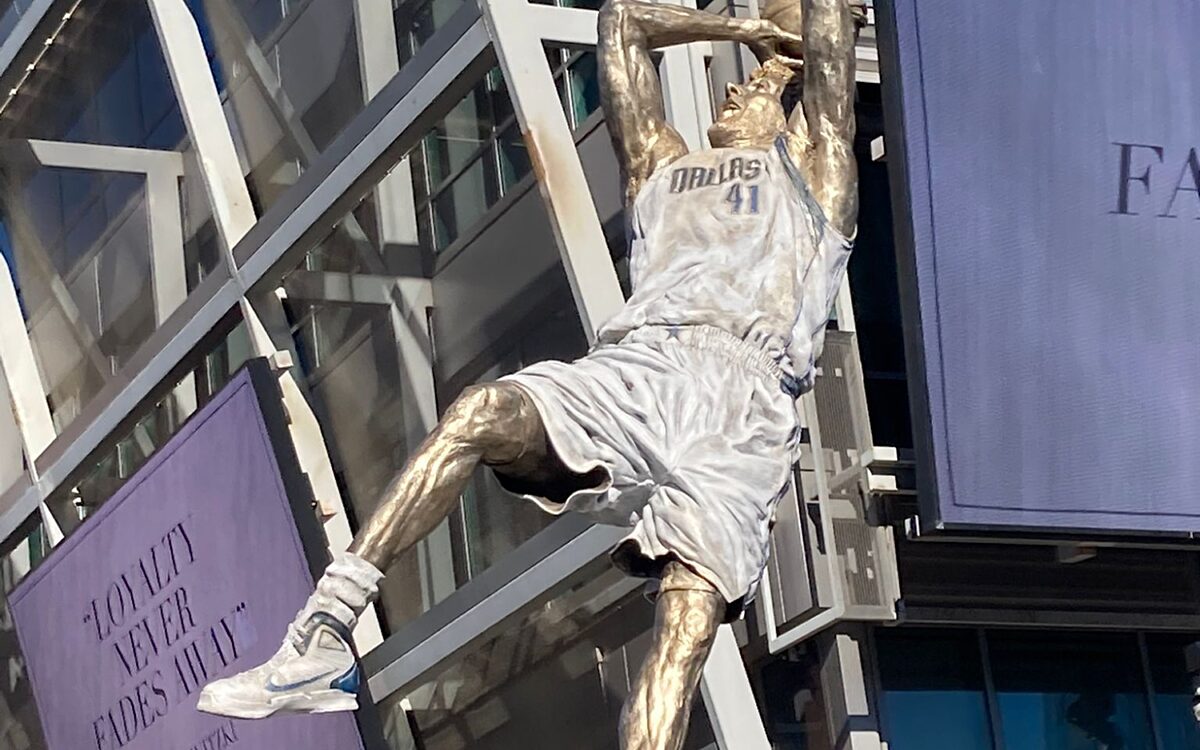 Die Statute von Dirk Nowitzki zeigt ihn im Sprung mit dem Ball in der Hand Die Statute von Dirk Nowitzki zeigt ihn im Sprung mit dem Ball in der Hand