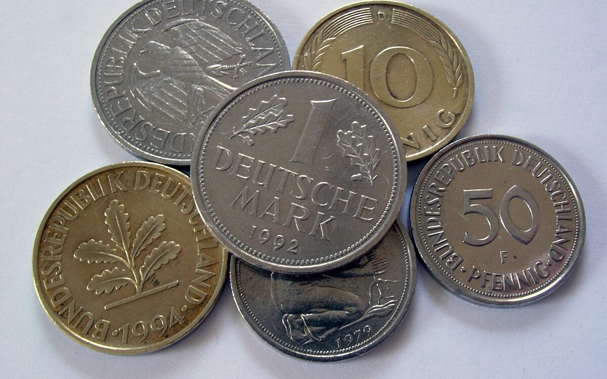 Münzen der Deutschen Mark liegen auf einem Tisch Münzen der Deutschen Mark liegen auf einem Tisch