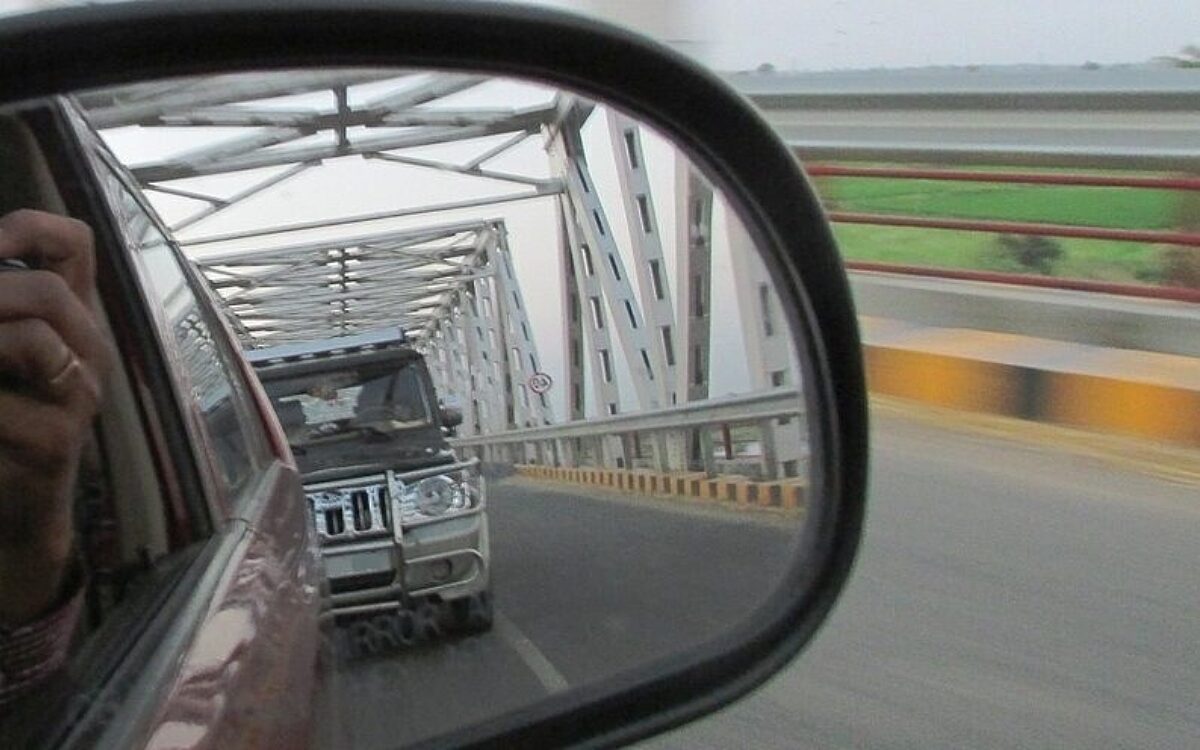 Im Rückspiegel eines Autos sieht man ein weiteres Auto das drängelt Im Rückspiegel eines Autos sieht man ein weiteres Auto das drängelt