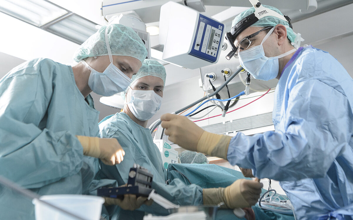 Drei Mediziner im OP Uniklinik Würzburg Drei Mediziner im OP Uniklinik Würzburg