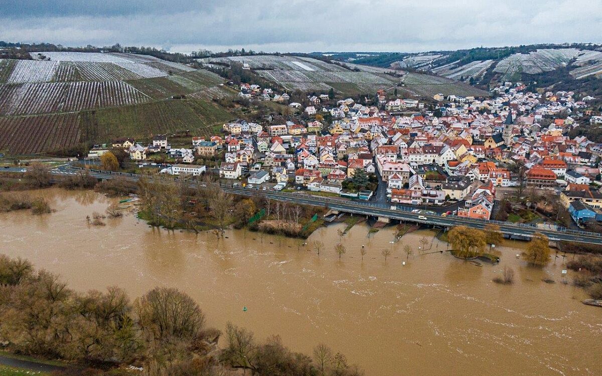 drohnenaufnahme steigender pegel main drohnenaufnahme steigender pegel main