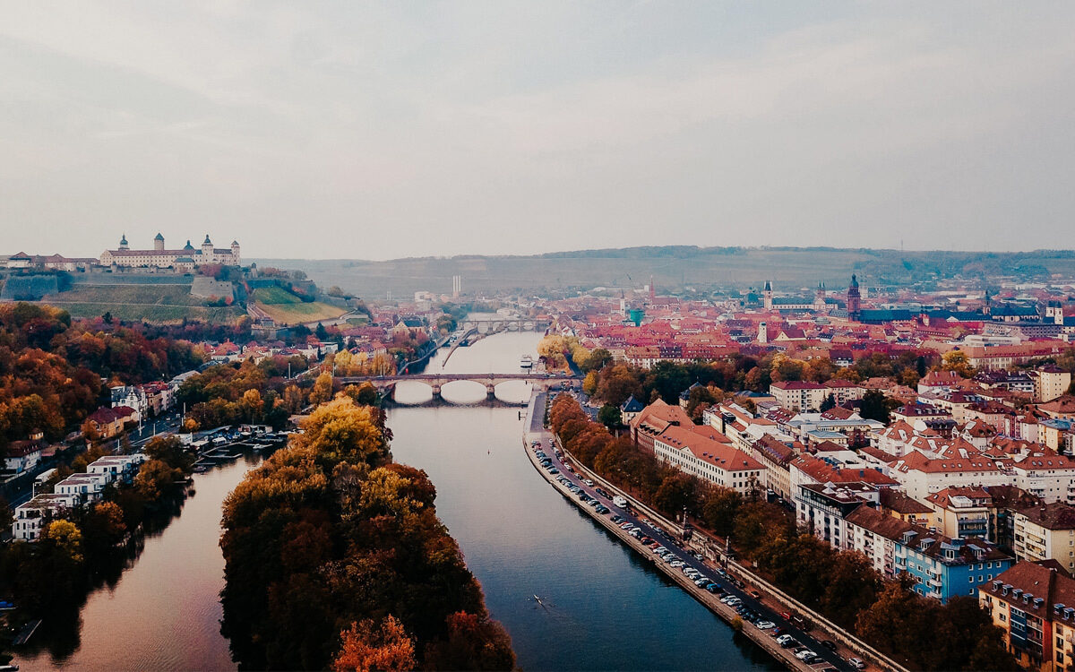 Ein Drohnenbild der Stadt Würzburg mit der Festung Marienberg der Löwenbrücke dem Main und den Weinbergen Ein Drohnenbild der Stadt Würzburg mit der Festung Marienberg der Löwenbrücke dem Main und den Weinbergen