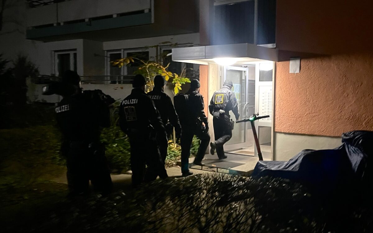 Im Rahmen eines Aktionstages gegen Antisemitismus betreten Polizeikräfte in den frühen Morgenstunden ein Haus. Dieses Bild stammt von einer Durchsuchung in München Im Rahmen eines Aktionstages gegen Antisemitismus betreten Polizeikräfte in den frühen Morgenstunden ein Haus. Dieses Bild stammt von einer Durchsuchung in München