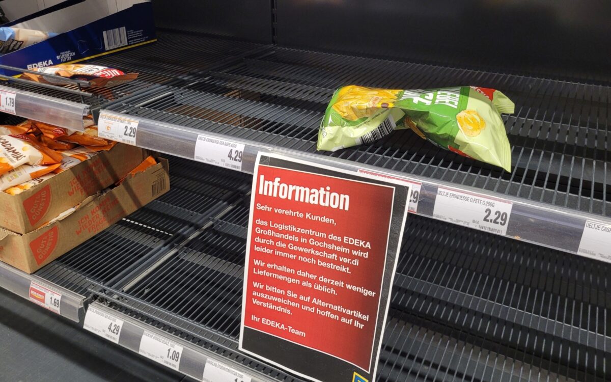 Ein leeres Regal mit einem Hinweis-Zettel in einem EDEKA-Markt Ein leeres Regal mit einem Hinweis-Zettel in einem EDEKA-Markt