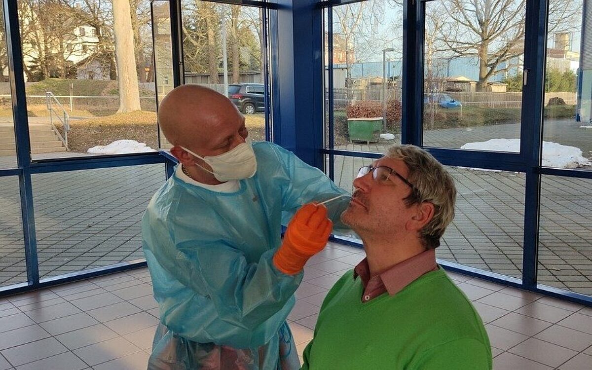 Ein Mann führt einen Corona Schnelltest durch Ein Mann führt einen Corona Schnelltest durch