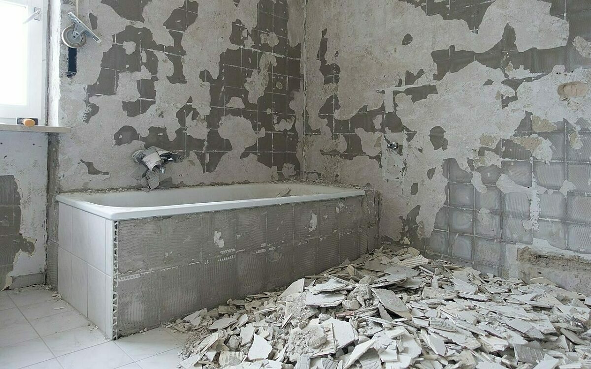 Ein badezimmer wird saniert Ein badezimmer wird saniert