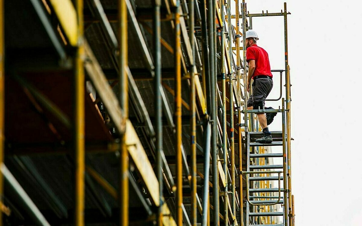 Ein bauarbeiter auf einem geruest Ein bauarbeiter auf einem geruest