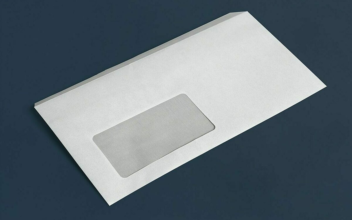 Ein briefumschlag vor einem grauen hintergrund Ein briefumschlag vor einem grauen hintergrund