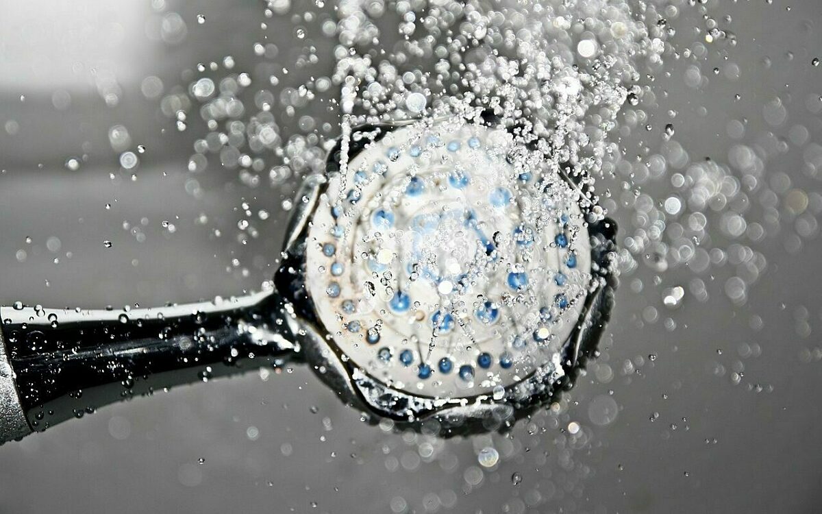 Ein duschkopf mit wassertropfen Ein duschkopf mit wassertropfen