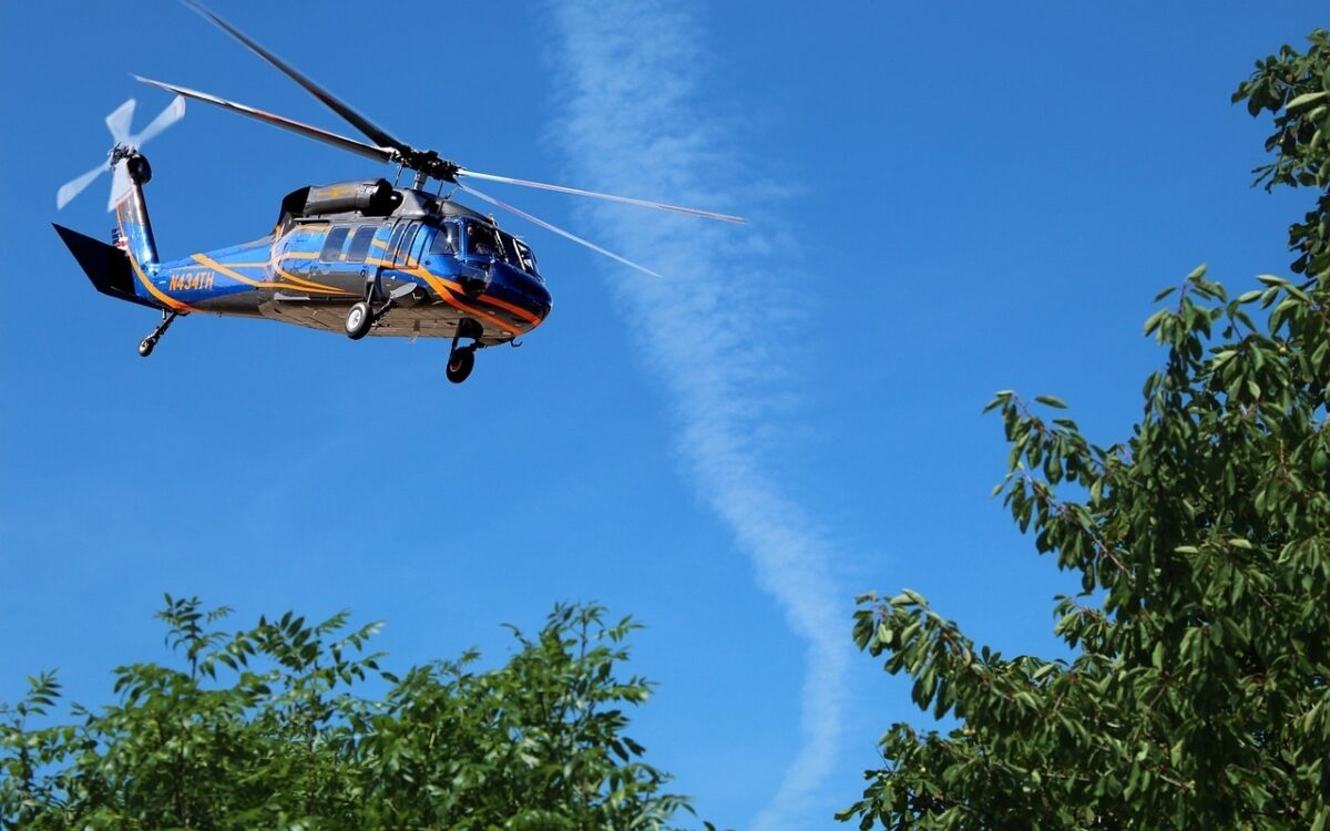 Ein Helikopter fliegt bei strahlend blauem Himmel Ein Helikopter fliegt bei strahlend blauem Himmel
