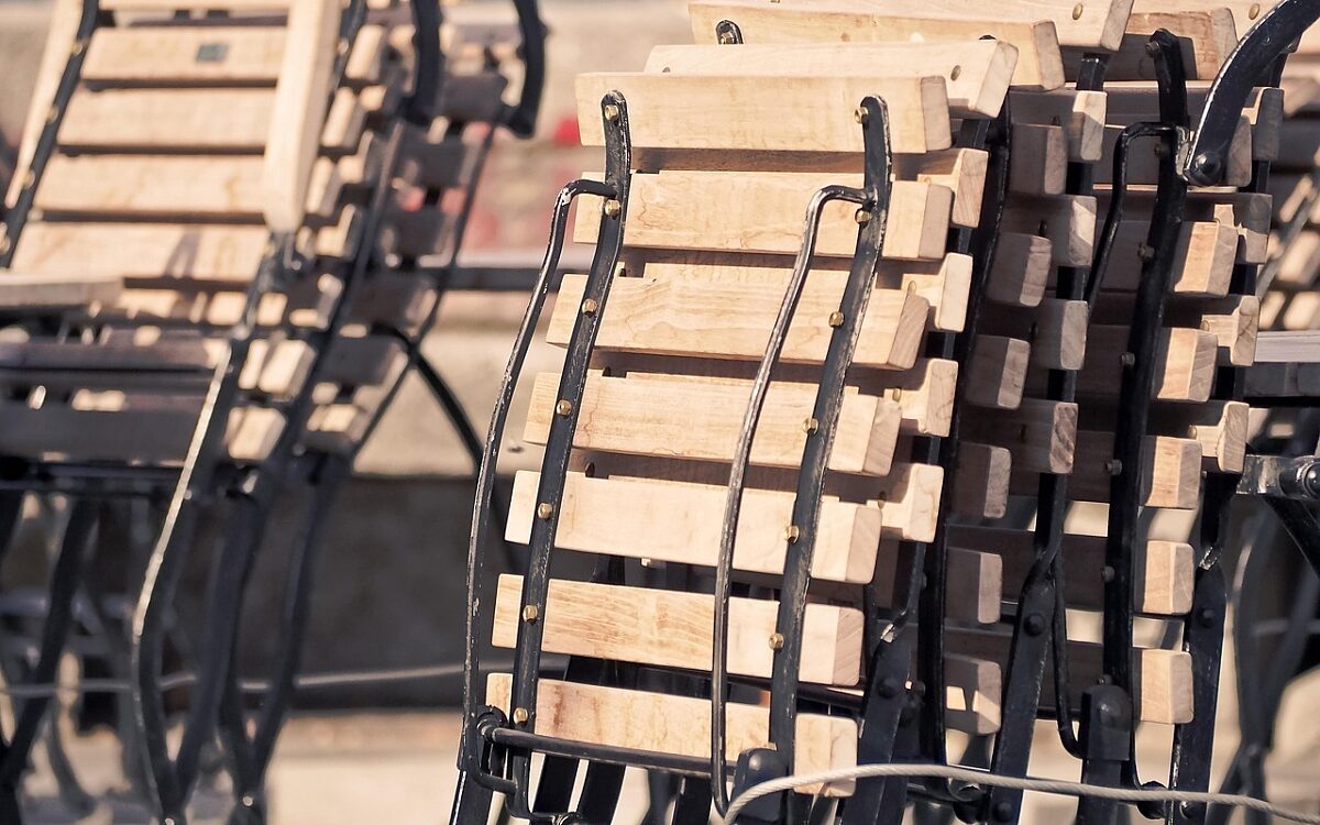 Ein klappstuhl aus holz Ein klappstuhl aus holz